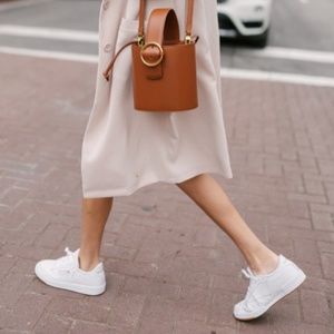 CLASSIC REEBOK ALL WHITE SNEAKER!